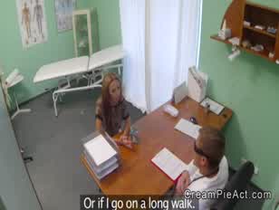 Pacjent wykonuje wewnętrzny wytrysk od lekarza pov